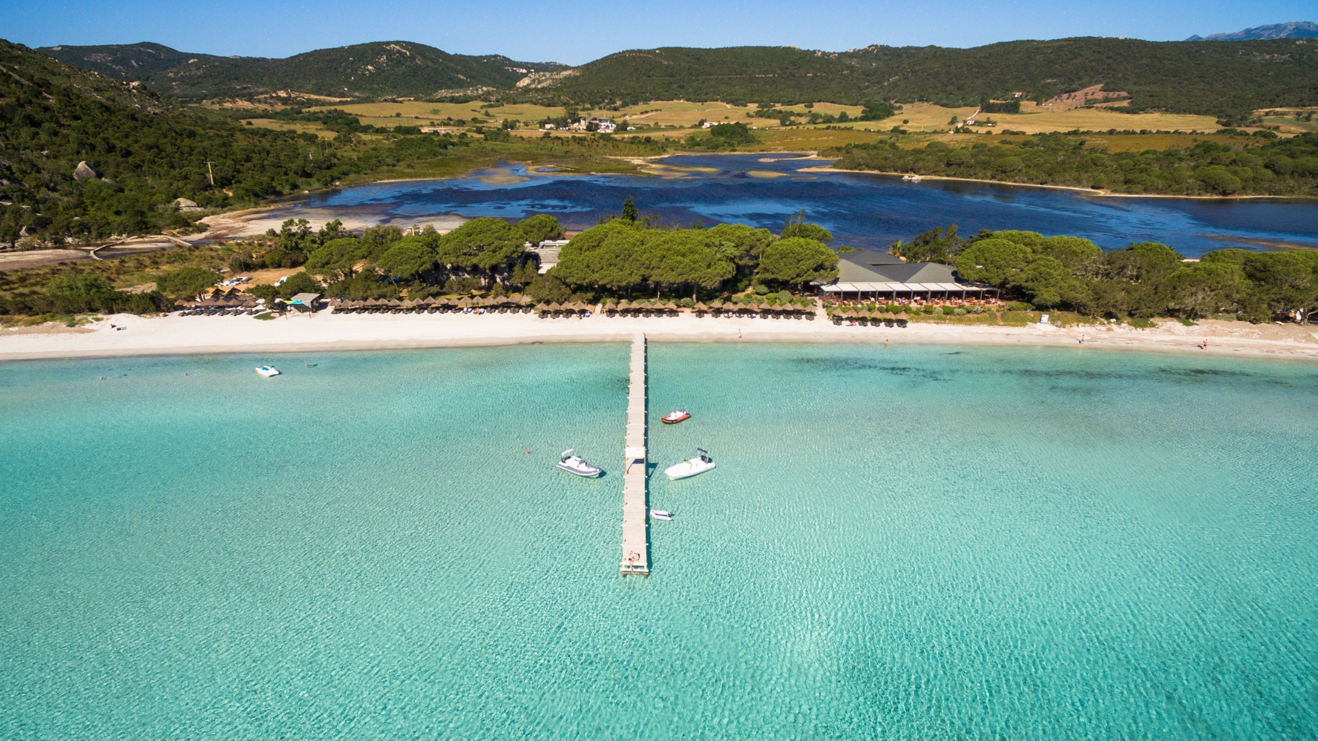 L’étang et la plage de Santa Giulia